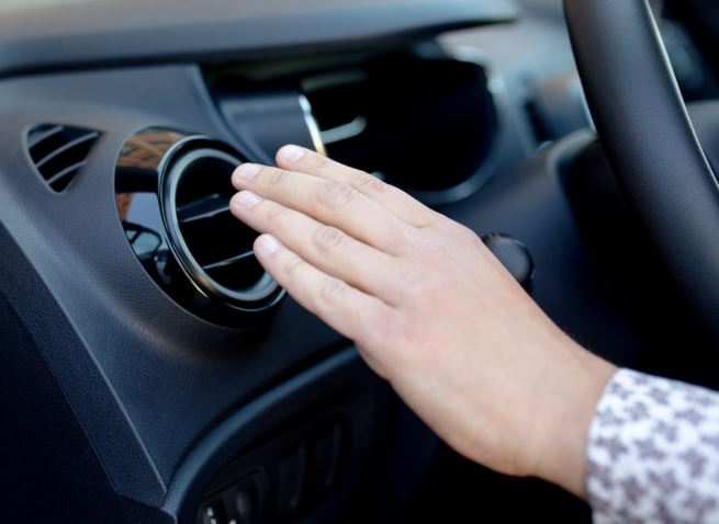 ¿Por qué mi aire acondicionado de mi carro no enfría?