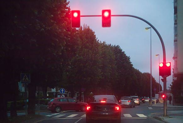 ¿Por qué mi carro se apaga cuando freno en un semáforo?